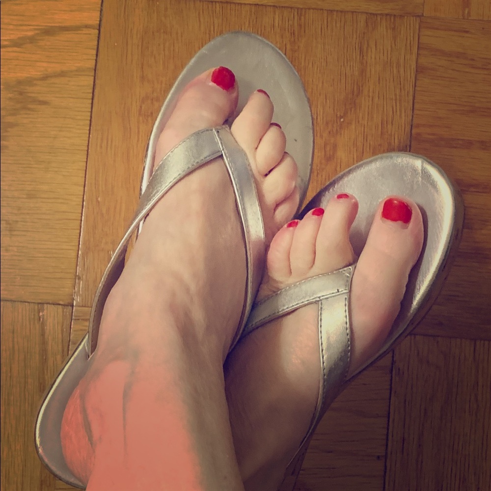 Nine West Silver Flip Flops 7.5